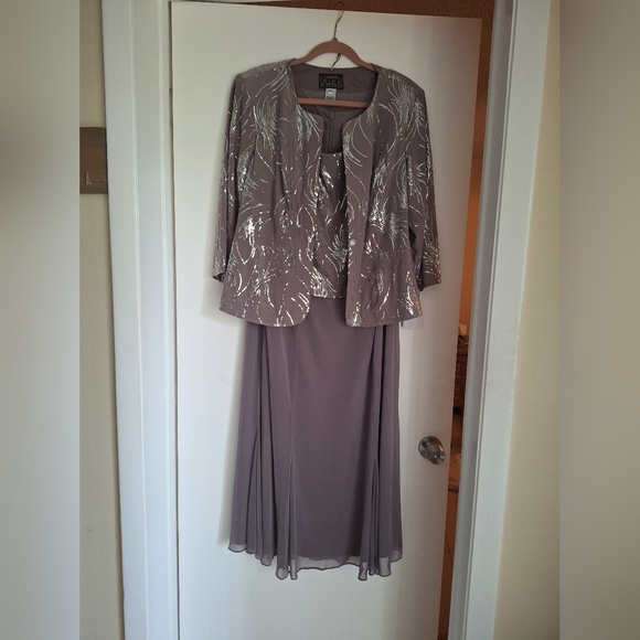 Lovely taupe evening gown with matching jacket - Picture 1 of 4
